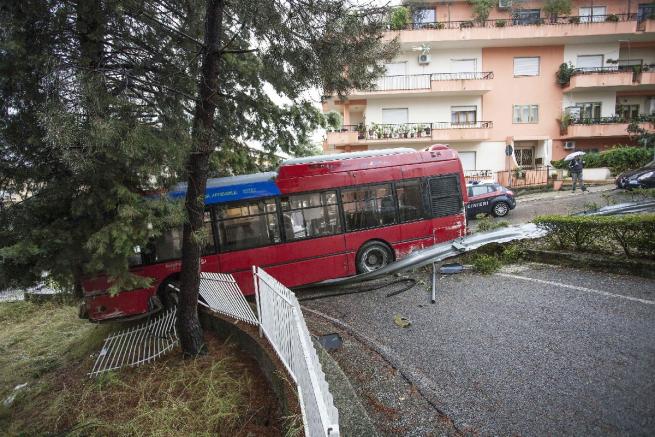 Castrolibero (Cosenza): bus con freni rotti si ferma contro albero FOTO