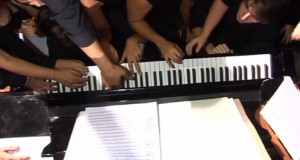 Bari, 90 dita suona il pianoforte ed entrano nel Guinness dei Primati