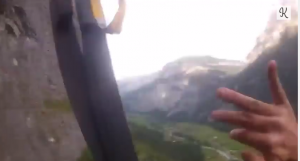 Svizzera, paracadute si attorciglia: base jumper contro la roccia poi si salva