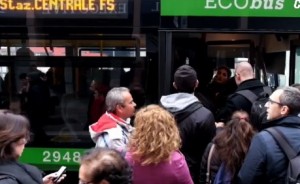 Milano, Metro 2 sospesa tra Garibaldi e Centrale per maltempo. Assalto ai bus sostitutivi