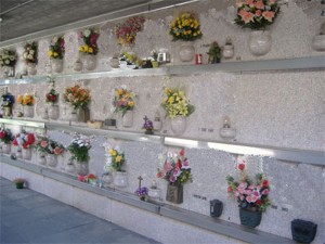 Bergamo: cade nella tomba di un'amica durante funerale. Grave anziano