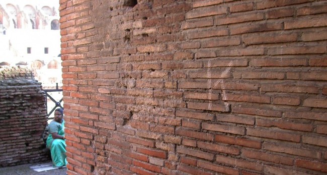 Colosseo: incide lettera K su muro, denunciato turista russo FOTO