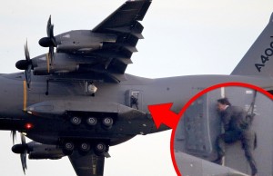 "Mission: Impossible 5": Tom Cruise aggrappato all'aereo che vola a 5mila piedi VIDEO