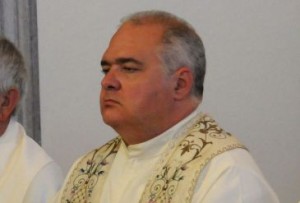 Don Maks Suard suicida a Triste. Vescovo dice messa, fedeli escono