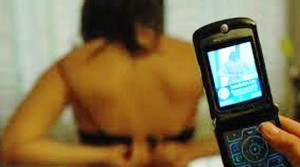 Filma donne di nascosto e carica video su siti porno: italiano arrestato in Svizzera