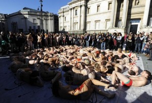 Londra, nudi e sporchi di sangue finto a Trafalgar per il world vegan day