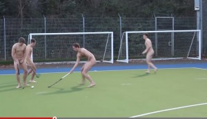 Giocatori di hockey dell'università di Nottingham nudi in campo contro omofobia