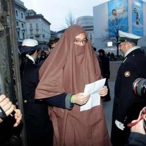 Milano, il leghista Igor Iezzi in Comune con burqa: si parlava di moschee VIDEO