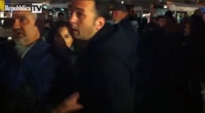 Matteo Salvini a Parma, insulti tra leghisti e antagonisti VIDEO