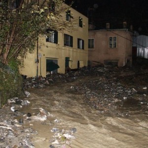 Maltempo, nord sott'acqua: Genova allagata, 2 morti per frana a Cerro di Laveno