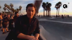Mike Amor, reporter colpito in testa da skateboard in diretta VIDEO