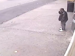 New York, getta un uomo sotto la metro, un video lo incastra