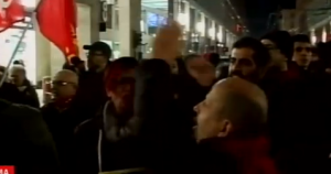 Matteo Renzi a Cosenza, manifestanti lanciano bottiglie e fumogeni