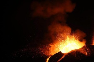 Capo Verde, eruzione Pico do Fogo: lava divora i villaggi VIDEO