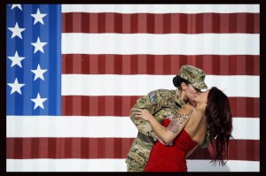 Usa. Soldatessa bacia moglie rientrata da Afghanistan, bacio gira il mondo  