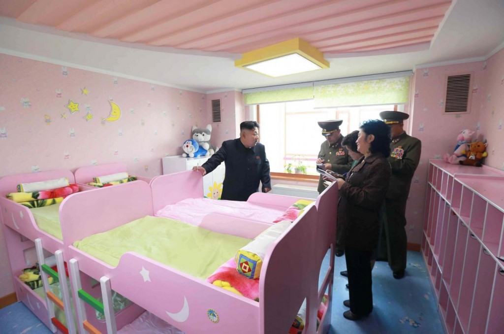 Kim Jong-un visita un orfanotrofio