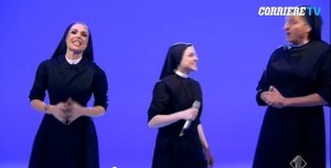 Ilary Blasi vestita da suora balla con suor Cristina Scuccia a Le Iene VIDEO