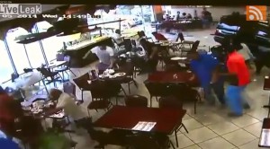 Usa, suv entra nel ristorante e travolge tavolini: 10 feriti VIDEO