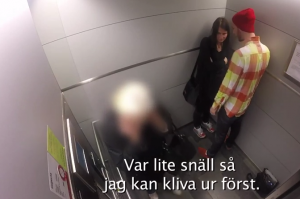 Picchia donna in ascensore, la gente intorno non fa niente: il video-esperimento