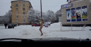 Russia, ragazza in bikini cammina sulla neve