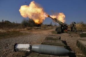 Ucraina, bombe su Donetsk. Nato: "Carri armati russi varcano il confine"