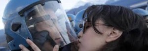 Il bacio della manifestante no-Tav al poliziotto