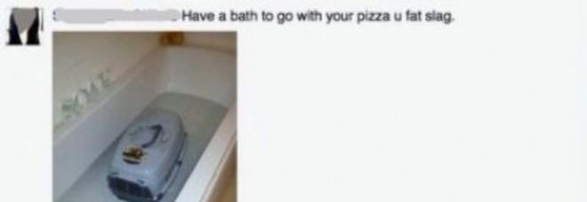 Gatto in gabbia e immerso nella vasca per punizione: "Ha mangiato la mia pizza" 