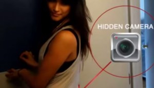 New York: telecamera nascosta sul sedere di donna, conta le occhiate VIDEO
