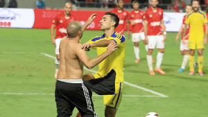 Hapoel-Maccabi, derby finisce in rissa. Aggredito Eran Zahavi VIDEO