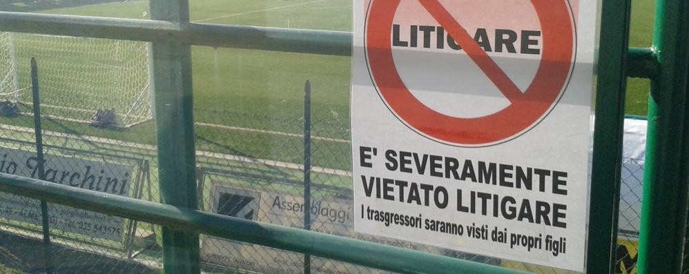 Bergamo, cartello al campo da calcio: "Genitori rissosi, vietato litigare" FOTO