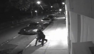 Usa, rapita per strada: la scena ripresa dalle videocamere di sicurezza VIDEO