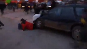Ferguson, manifestante investita e trascinata da un'auto VIDEO
