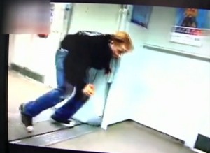 Zombie in metro a Shanghai: arrestato, promuoveva sito internet VIDEO