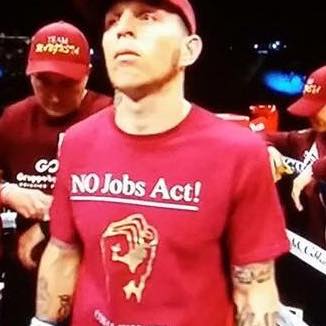 Lenny Bottai, pugile livornese sul ring con t-shirt "No Jobs Act"