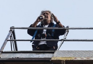 Beppe Grillo in "rabdomante tour" giro del mondo. "Stanchino" o secondo lavoro?