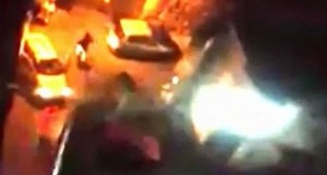 Napoli, ambulanza bloccata da auto in sosta selvaggia: paziente muore VIDEO