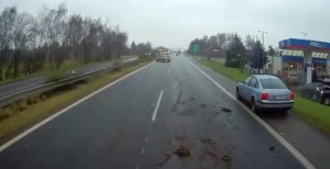 Repubblica Ceca, ghiaccio in autostrada: 2 auto si schiantano contemporaneamente VIDEO