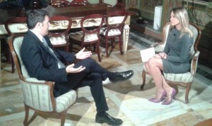 Francesca Barra intervista Matteo Renzi. Il Fatto: "Scontro su gambe e tailleur"