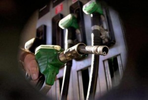 Benzina gratis ad Azzano Decimo: erogatore si rompe, tutti a fare scorta