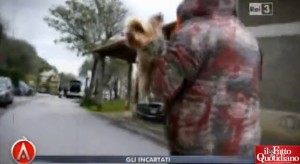 Beppe Grillo corre col cane per sfuggire al cronista di Agorà VIDEO