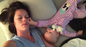 Neonata sveglia mamma. VIDEO Youtube figlia di Esther usa dita nel naso, baci...