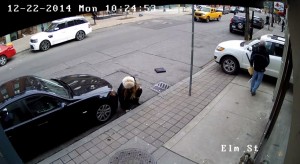 Canada, mette in fuga rapinatore: una donna passa e gli ruba l'iPhone VIDEO