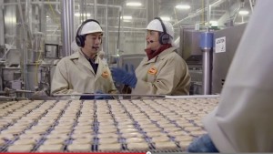 Chicken McNuggets, ecco come vengono preparati: il VIDEO di McDonald's 