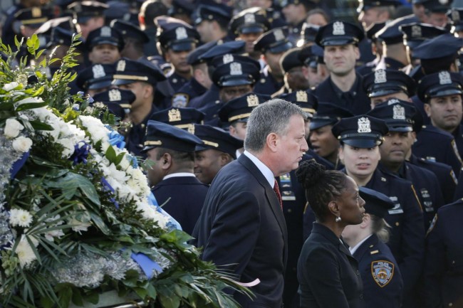 New York: Bill De Blasio contestato da poliziotti a funerali Rafael Ramos FOTO