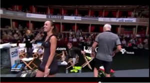 Elton John cade dalla sedia al torneo di tennis: su YouTube il VIDEO del tonfo