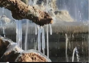 Roma, piazza della Repubblica: fontana Naiadi ghiacciata per il freddo 