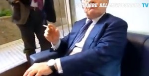 Campania: Pietro Foglia, presidente Consiglio regionale fuma in area vietata