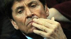Aldo Grasso contro Gianni Morandi: "I suoi ultimi successi a destra di Renzi..."
