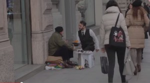 Maurizio Valente porta colazione senzatetto per beneficenza