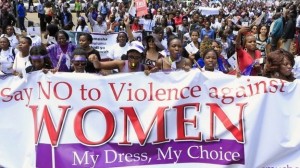 Kenya, violentano donna su bus perché ha la minigonna. Rischiano pena di morte